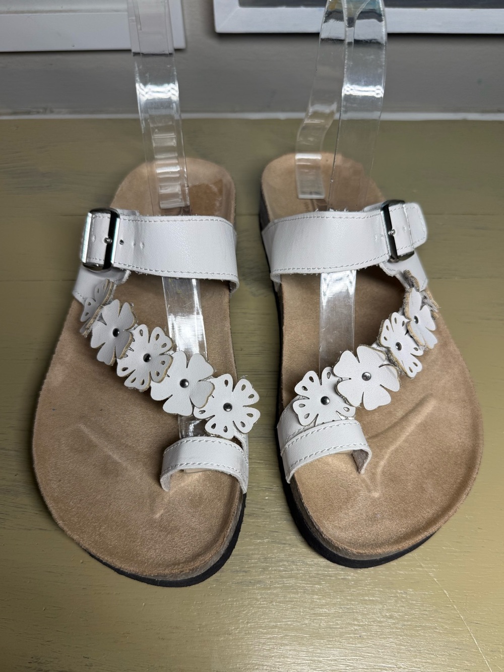 Cliffs by WHITE MOUNTAIN White Floral Buckle Toe-Loop Sandals SZ 6.5W